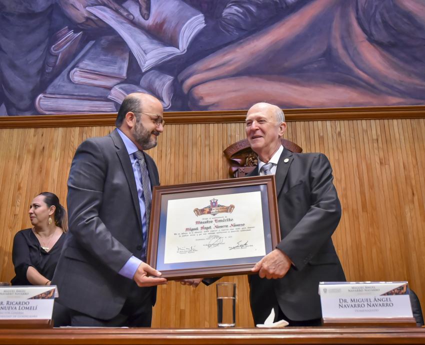 Honran Al Doctor Miguel Ngel Navarro Como Maestro Em Rito De La Udeg